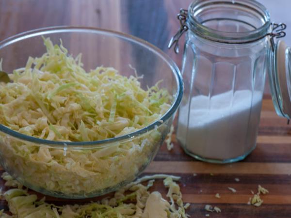 Kaj je bolj zdravo: ajver ali kislo zelje?